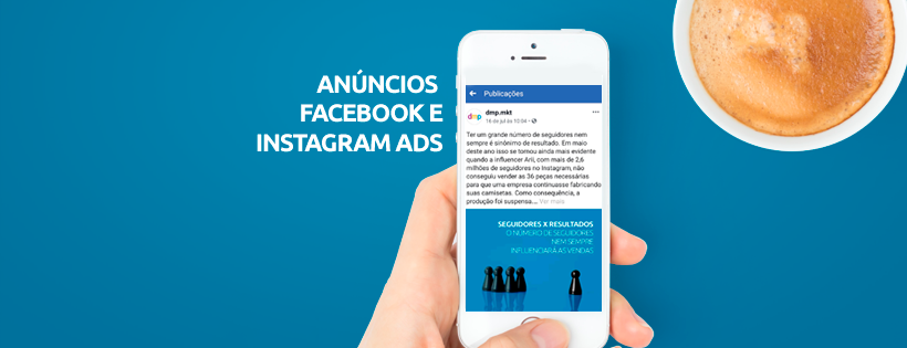 Imagem exibe mão segurando smartphone com tela do Facebook aberta ao lado do texto "Anúncios: Facebook e Instagram Ads". No canto há um copo de café.